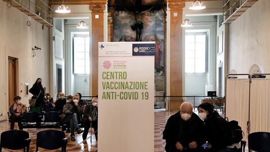 Italia prepara el "pase verde" obligatorio para entrar a conciertos, estadios y trenes