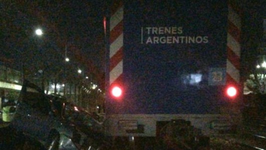 Un auto fue arrollado por un tren en Villa del Parque: dos heridos