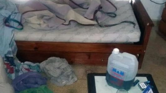 Ató a su novia a la cama y fue detenido en el momento en el que estaba por quemarla