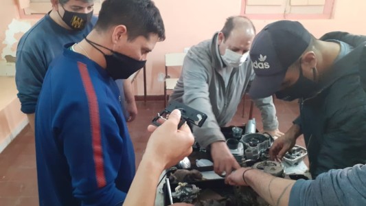 Enseñan a detenidos de Bahía Blanca a reparar motos