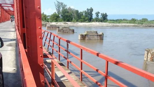 Tucumán: un hombre se arrojó de un puente para rescatar a una nena que había caído al río
