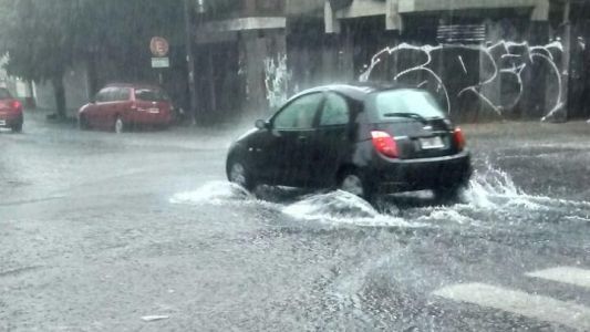 Fuerte tormenta en La Plata: calles anegadas