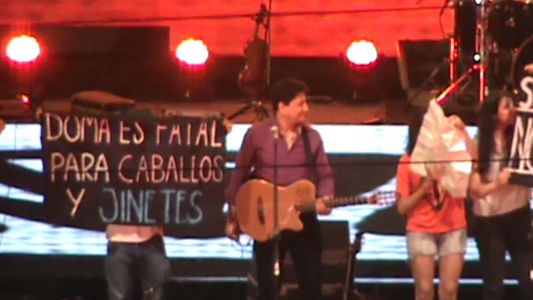Video: activistas contra la doma irrumpieron en el escenario del Festival de Jesús María