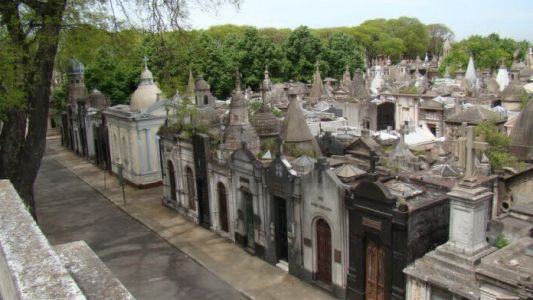 Un detenido por intentar violar a una mujer en el baño del cementerio de la Chacarita