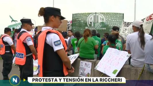 Protesta en la autopista Ricchieri por los despidos en el SENASA
