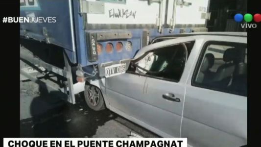 Un auto se incrustó debajo e un camión