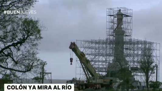 La estatua de Colón ya mira al río