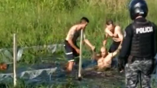 Así agredió un policía cordobés a un exhibicionista que nadaba desnudo