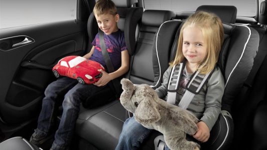 Los nenes deberán viajar en sillas de seguridad en el auto hasta los 10 años