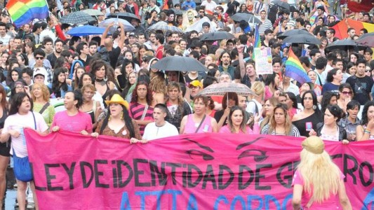 Diputada propone que el colectivo travesti-trans se jubile antes de los 40 años