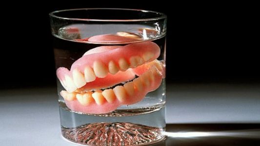 Se tragó su dentadura postiza mientras dormía, terminó en terapia intensiva