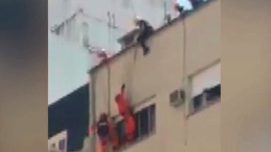 Impactante rescate de un hombre que amenazaba con tirarse desde un sexto piso
