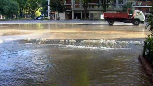 Palermo inundado por la rotura de un caño en Avenida Libertador y Salguero