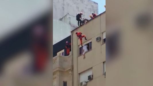 El impresionante rescate de los bomberos a un hombre que se quería quitar la vida