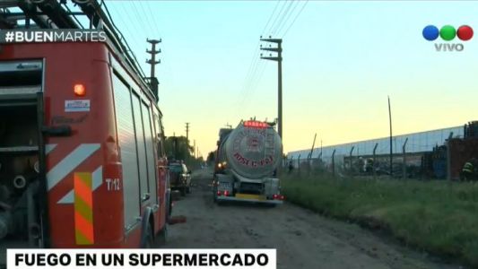 Fuego en el depósito de un supermercado en Garín