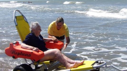 Una mujer de 103 años disfrutó de un baño de mar con una silla especial