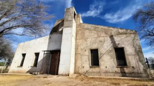 Usurparon una iglesia y pusieron un parripollo: los oficios religiosos se celebran en la plaza