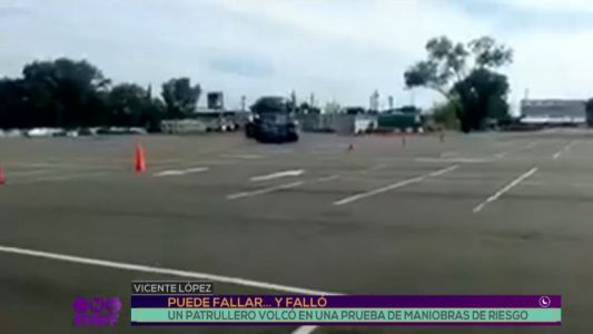 Video: un patrullero volcó en una prueba de maniobras de riesgo