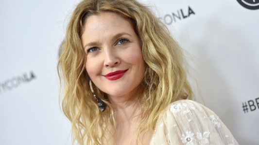 El emotivo mensaje de apoyo de Drew Barrymore a la gimnasta Simone Biles: "Te has convertido en un heroína aún mayor"