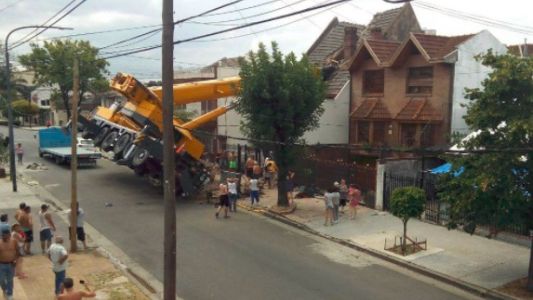Volcó una grúa y partió al medio una casa