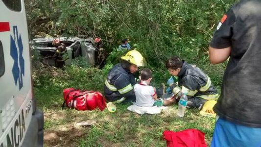 Córdoba: el emotivo rescate de un nene tras un accidente en la ruta 5