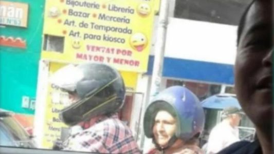 Lo que vale es la intención: premiaron a la mujer que se puso el casco al revés y se volvió viral