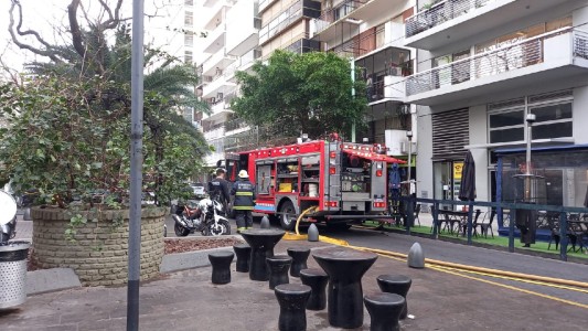 Evacúan un edificio en Palermo por un incendio que tomó un departamento entero