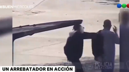 Un arrebatador en acción: así roban celulares en Constitución