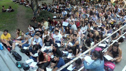 Alumnos hacen colas de hasta 6 horas para entrar a una clase para el ingreso a Medicina