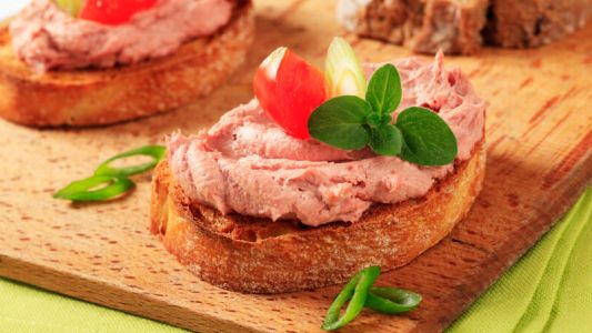 Un hombre comió paté de cerdo casero y murió de botulismo
