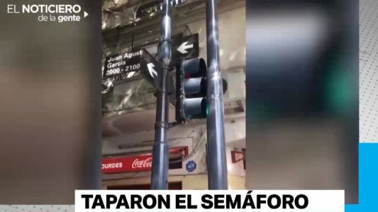 El insólito semáforo tapado de La Paternal