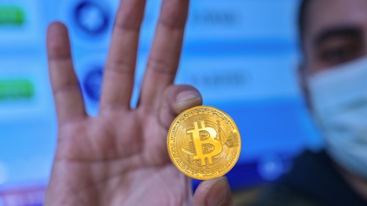 El Bitcoin alcanza máximos desde mayo y analistas especulan con la posibilidad de que vuelva a superar los USD 50.000