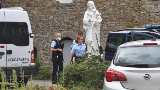 Francia: encontraron asesinado a un sacerdote, sospechan del hombre que incendió una catedral