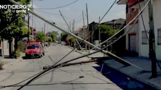 "Pasó un tornado": vecinos de Wilde se quedaron sin luz porque un camión derribó 20 postes