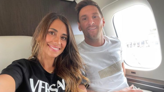 Rumbo a París: Anto Roccuzzo compartió una selfie junto a Messi desde el avión