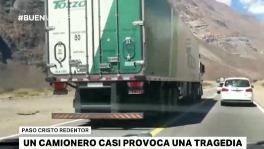 Video: un camión casi provoca una tragedia