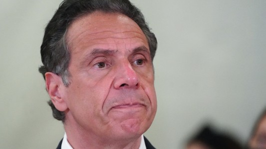 Por las denuncias de acoso sexual, renunció el gobernador de Nueva York