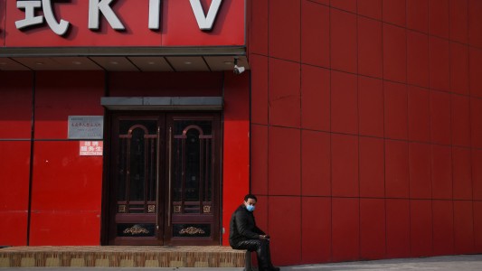 China prohibirá las canciones de karaokes que amenacen la "seguridad nacional"