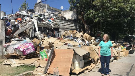 Denuncian que un hombre acumula basura en su casa de Palomar