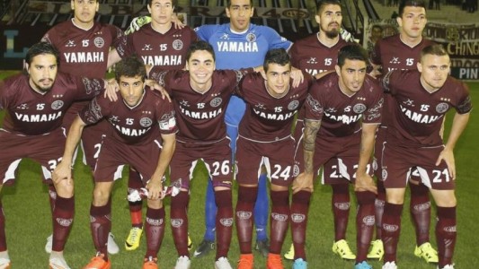 Jugadores de los clubes Lanús y Talleres de Remedios de Escalada se sumaron a una campaña para donar sangre