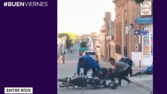 Policías intentaron atrapar a dos jóvenes y sufrieron un papelón