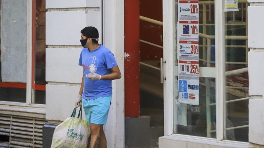 Atraparon a un adolescente que robó en un supermercado: tenía chocolates, preservativos y gel íntimo