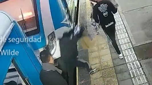 Video: Pelea de vendedores ambulantes termina con uno de ellos caido en las vías
