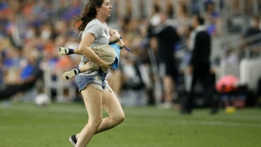 Video: Un nene de 2 años irrumpe en un campo de fútbol en pleno partido y su madre lo atrapa