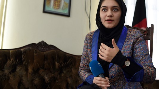 Los talibanes aseguraron que las mujeres "estarán contentas de vivir bajo la sharía"