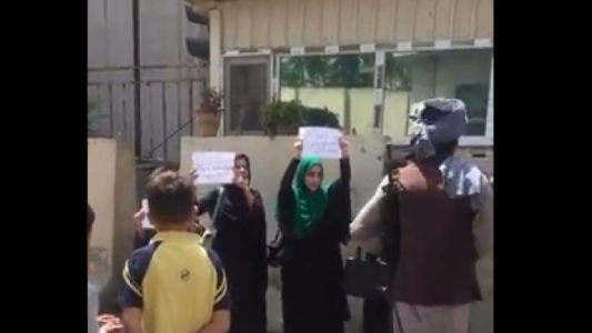 Un grupo de mujeres salió a protestar contra los talibanes en las calles de Kabul