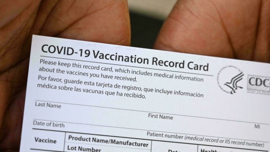 Detuvieron a un farmacéutico que vendía certificados de vacunación contra el coronavirus en Estados Unidos