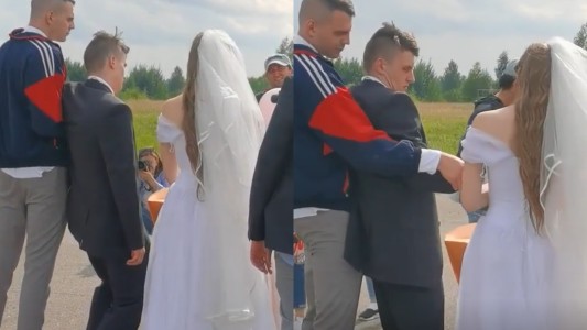 Llegó a su propia boda tarde y borracho: un amigo lo ayudó a ponerle la alianza a su prometida