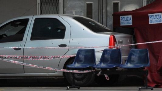 Delincuentes se tirotearon con un policía cerca del hospital Santojanni: uno murió y otro está internado