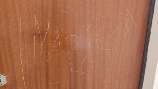 Colgó una bandera LGBT en su balcón y le escribieron "Maricón"